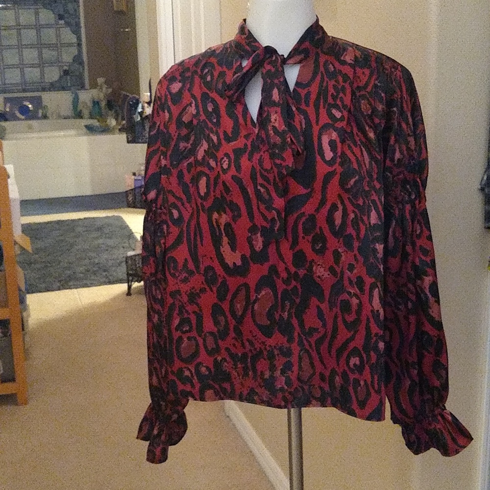 BNWT Topshop animal print blouse size 6 w/ cat bow tie and ruffles in sleeve